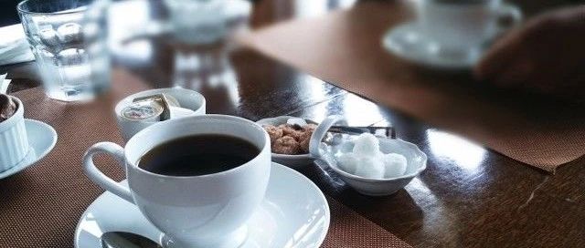从咖啡与糖、奶精的情结谈起，咖啡不必趁热喝
