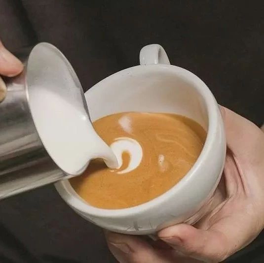 咖啡拉花的时机和原理 | 杯口宽窄、注入高低角度都有影响！