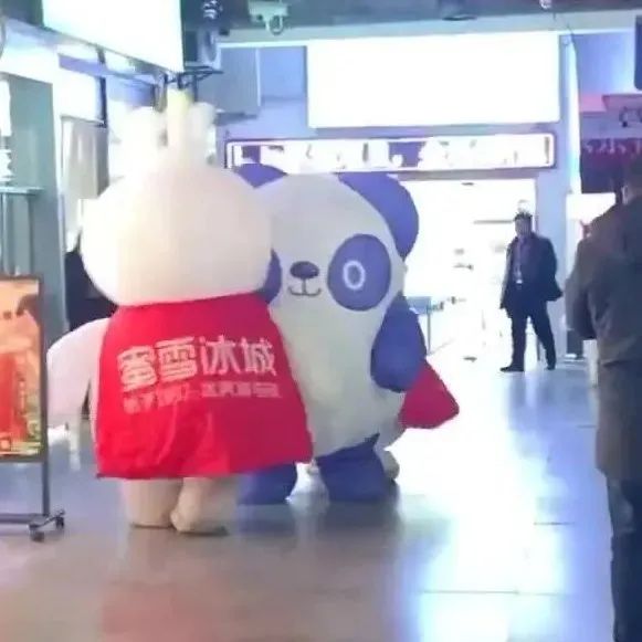 为了上一次挑衅事件，茶百道和蜜雪冰城正面打起来了…