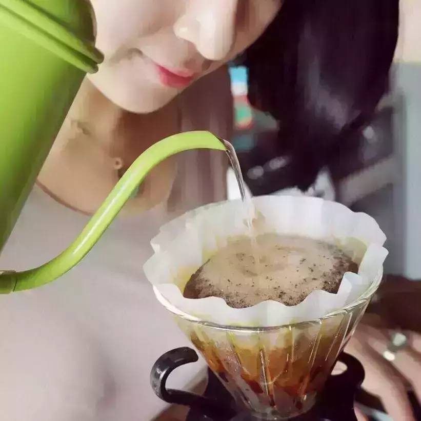 有美女的咖啡馆，更令人流连忘返
