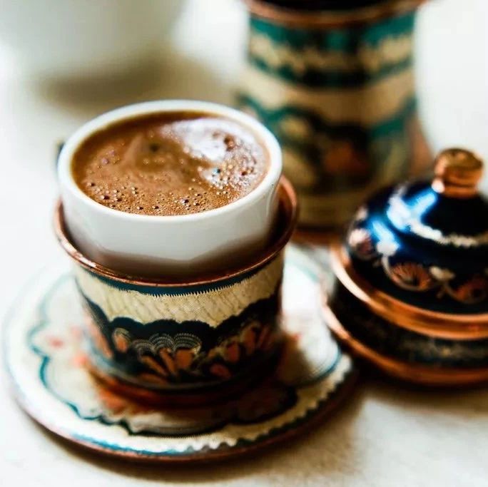 你所不知道的阿拉伯咖啡礼仪！ 主人倒的咖啡不能喝超过三杯！