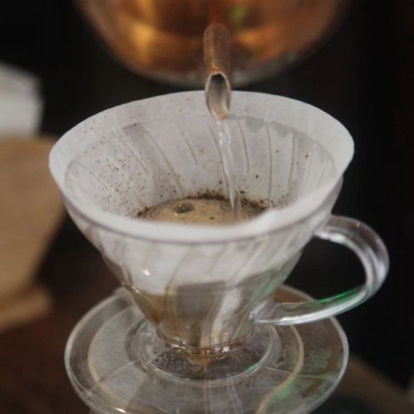 如何根据咖啡粉的不同粗细程度调整冲煮手法？