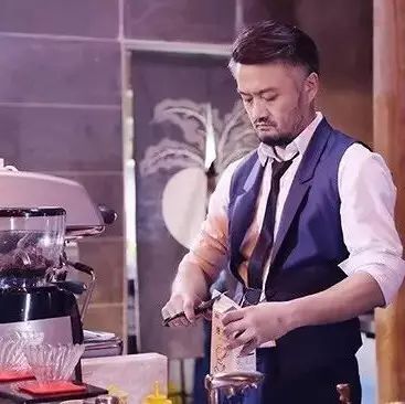 在人均年薪 万的大企业里 当一名咖啡店店长，需要具备什么条件？