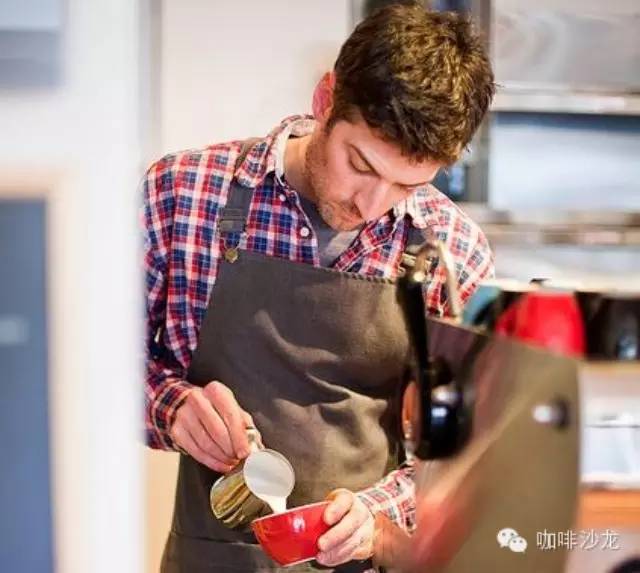 咖啡生活 | 一股无法抵挡的魅力向各女生袭来——专注于吧台前的男咖啡师们