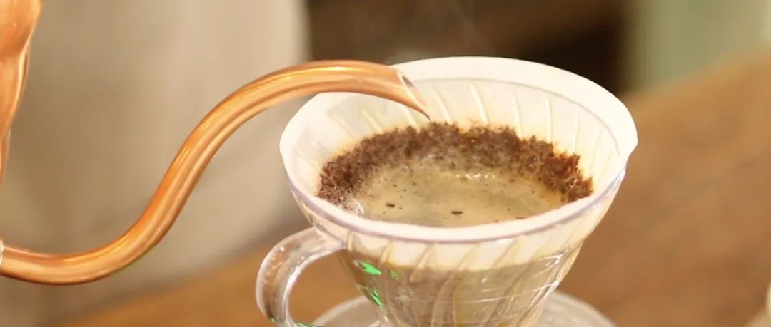 分段式注水时，是等咖啡液流干了再注水还是流到一半就注水？