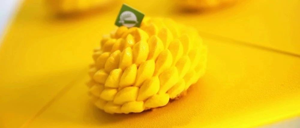 夏天流行啥？甜点柜必上款芒果慕斯，它就不错…