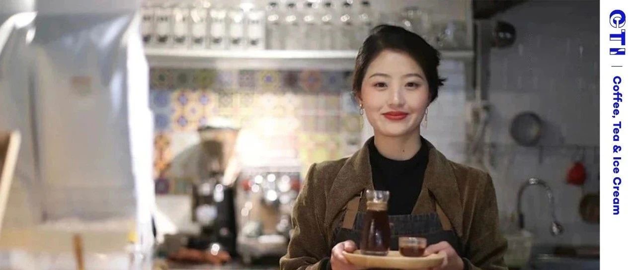 后女孩在树上开咖啡馆，零宣传走红，网友羡慕的却是她的遛狗日常
