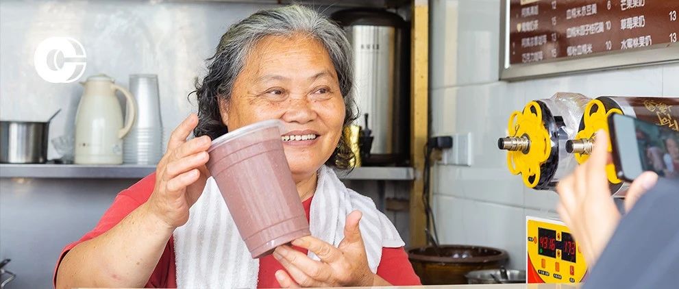 人物｜全国唯一正宗的⎡阿姨奶茶⎦，一碗熬进她 年人生的甜汤